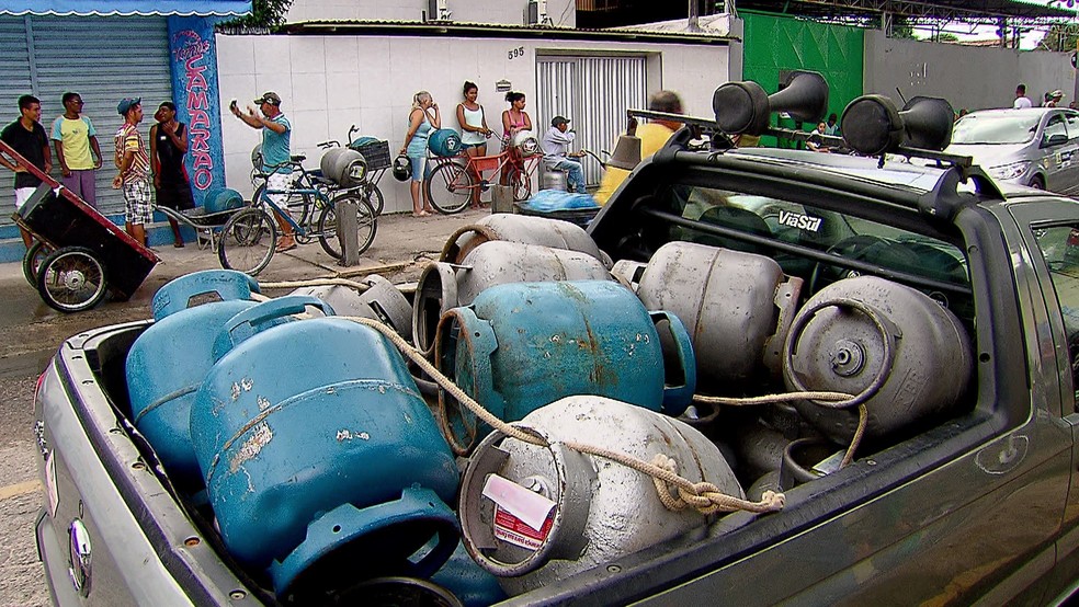 População continua a sofrer com abastecimento irregular de gás de cozinha no Grande Recife (Foto: Reprodução/TV Globo)