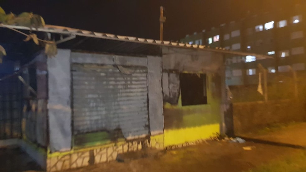 Lanchonete foi completamente destruída pelas chamas em Cubatão, SP. — Foto: Reprodução/Cubatão Mil Grau