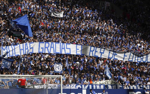 Torcida do Schalke agradece a Raúl (Foto: Reuters)