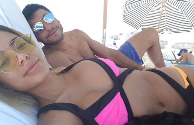 Anitta aposta em look grifado para ir a praia em Miami (Foto: Reprodução/Instagram)