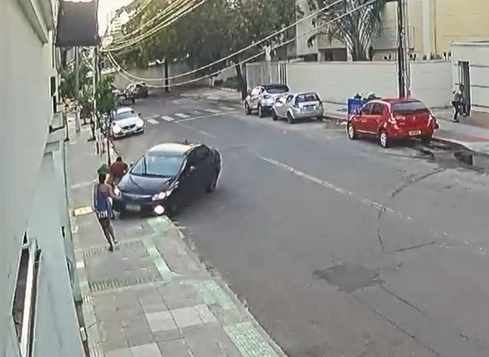 Motorista jogou o carro em cima da calçada para impedir a fuga do assaltante — Foto: Reprodução/TV Gazeta