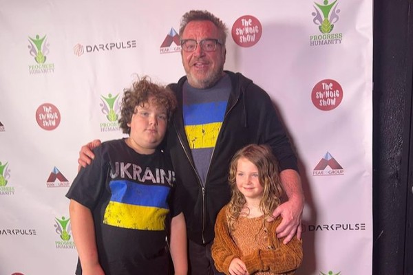 O ator Tom Arnold com os dois filhos (Foto: Reprodução/Instagram)