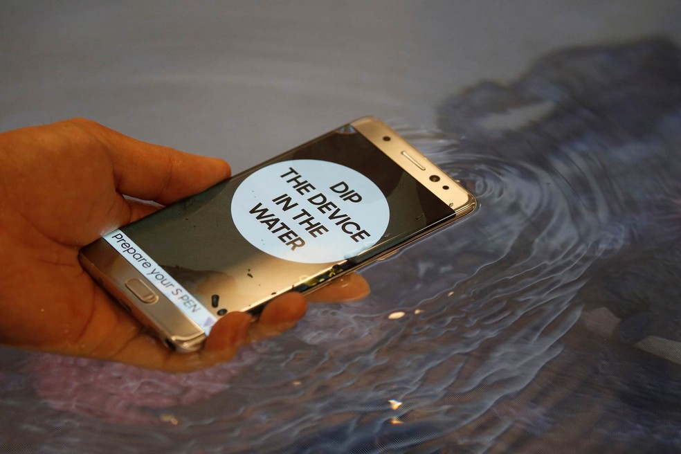 O smartphone Galaxy Note 7 é apresentado em demonstração da função à prova d'água durante lançamento da Samsung em Seul, na Coreia do Sul (Foto: Kim Hong-ji/Reuters)