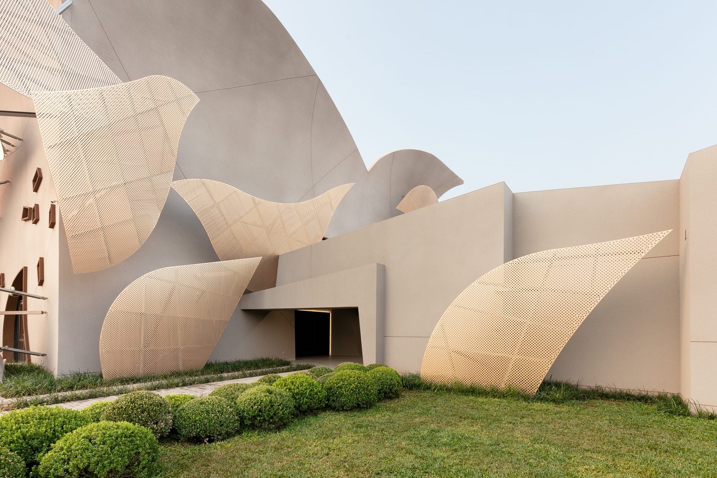 Novo crematório em Campo Grande chama atenção nas redes sociais com arquitetura fora do convencional (Foto:  )
