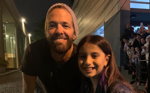 Um dos últimos registros de Taylor Hawkins, do Foo Fighters, foi ao lado de fã mirim de 9 anos, no Paraguai – Revista Crescer