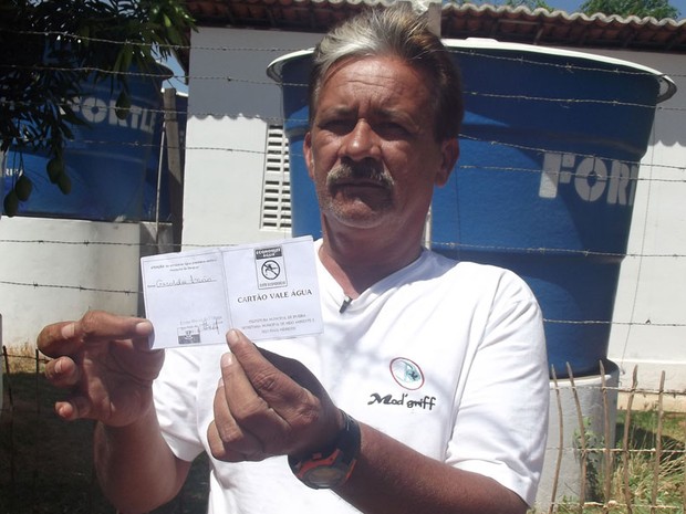 Ozawa Brasil mostra cartão que a prefeitura de Ipueira, RN, criou para controlar distribuição de água para a população (Foto: Anderson Barbosa/G1)