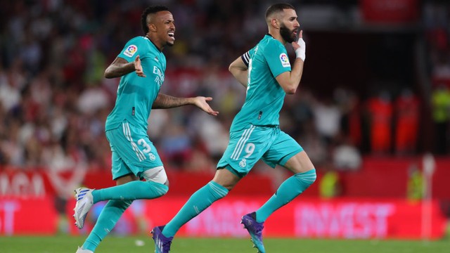 Benzema e Militão comemoram gol do Real Madrid sobre o Sevilla