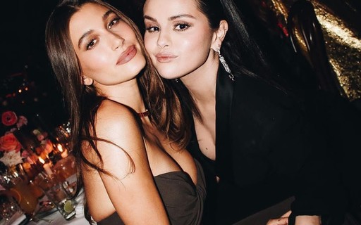 Selena Gomez e Hailey Bieber aparecem juntas em fotos de evento e empolgam internautas