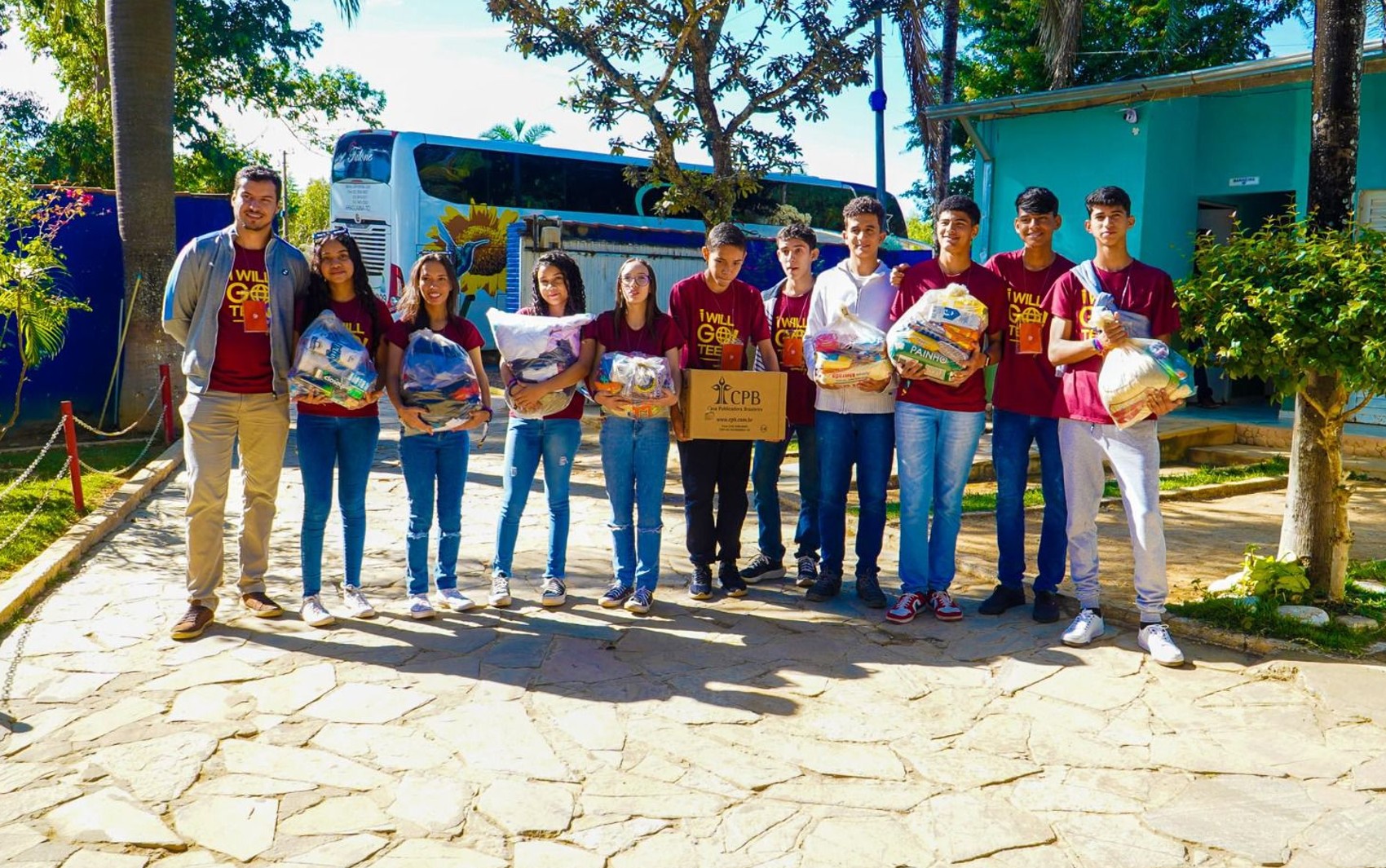Estudantes reformam abrigo e doam alimentos para crianças em Anápolis