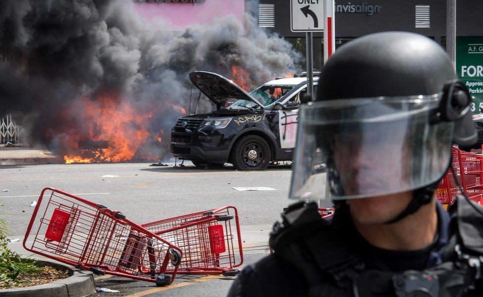 A polícia isolou manifestantes em distrito de Fairfax, em Los Angeles, depois que confrontos se tornaram violentos  (Foto: Getty Images via BBC)