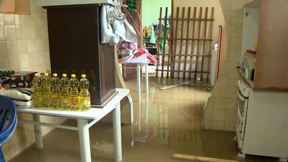 A casa de Daniele foi invadida pele água da chuva em Vila Velha (Foto: Paulo Cordeiro / TV Gazeta)