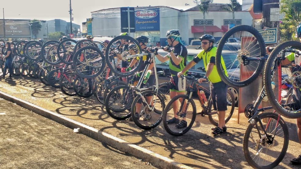 Ciclista fizeram um corredor com bikes como forma de homenagem na passagem do caixão em Assis (Foto: Tony Braga / Arquivo pessoal )
