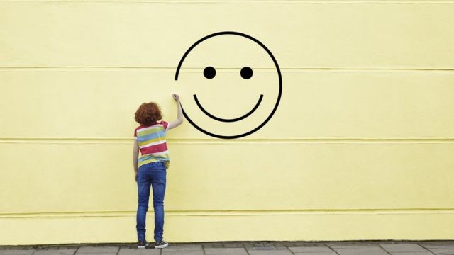 A ideia de que ser feliz é uma responsabilidade individual foi incorporada por acadêmicos, formadores de opinião, economistas e políticos, apontam autores (Foto: Getty Images)