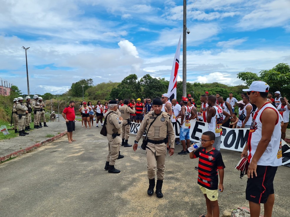 Torcedores do Vitória fazem protesto antes da partida contra o Barcelona de Ilhéus — Foto: Tiago Reis / ge