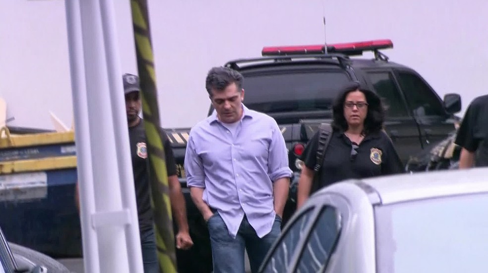 O empreiteiro Fernando Cavendish chega à sede da PF para prestar depoimento (Foto: Reprodução/GloboNews)