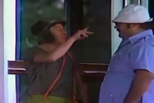 Roberto Bolaños e Édgar Vivar no clássico episódio de Chaves em Acapulco (Foto: Reprodução)