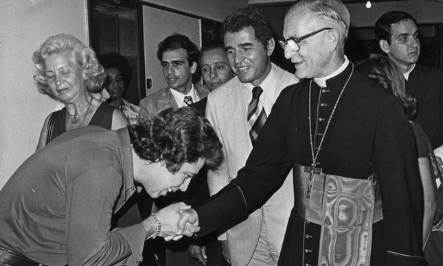 Mariel Mariscot com Dom Eugênio Salles após missa em presídio, em 1977