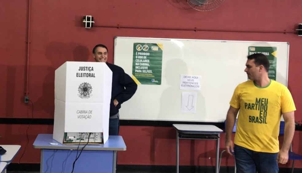 Bolsonaro na cabine de votaÃ§Ã£o, em seÃ§Ã£o eleitoral na Vila Militar (RJ) â€” Foto: Carlos de Lannoy/TV Globo