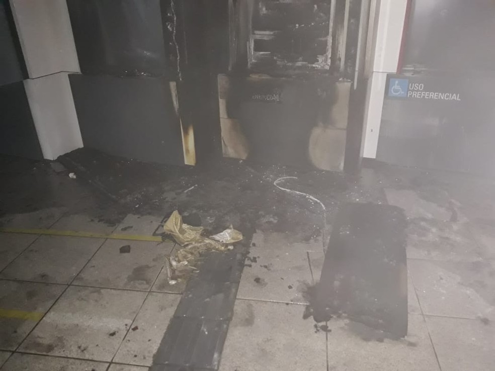 Criminosos colocaram em caixas eletrônicos de banco em Cuiabá e fugiram (Foto: Juacir Rodrigues/TV Centro América)