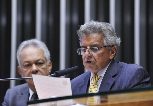 Beto Mansur começa a ler relatório aprovado na comissão de impeachment (Foto: Luis Macedo/ Câmara dos Deputados)