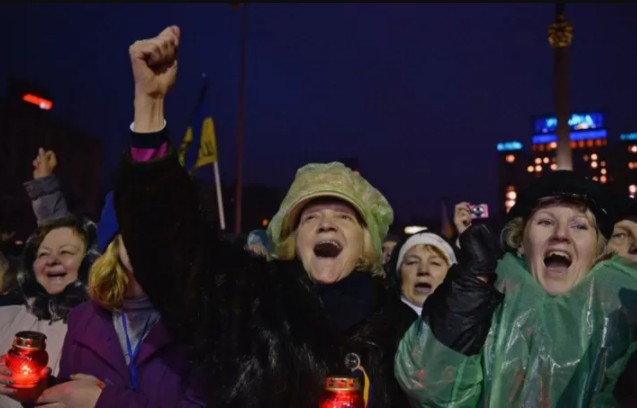 Reação na Praça da Independência, em Kiev, após anúncio de que os parlamentares ucranianos votaram para derrubar o então presidente Viktor Yanukovych em 22 de fevereiro de 2014 (Foto: Jeff J. Mitchel/ Getty Images)