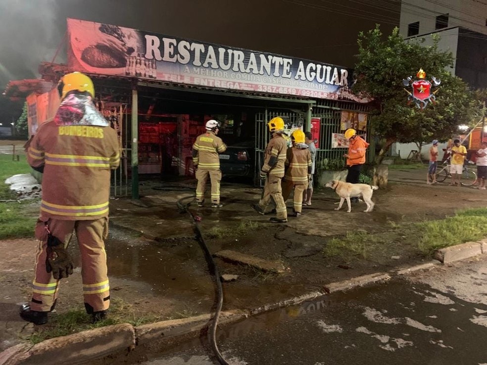 Bombeiros combatem incêndio em restaurante em Samambaia Sul, no DF — Foto: Divulgação/CBMDF