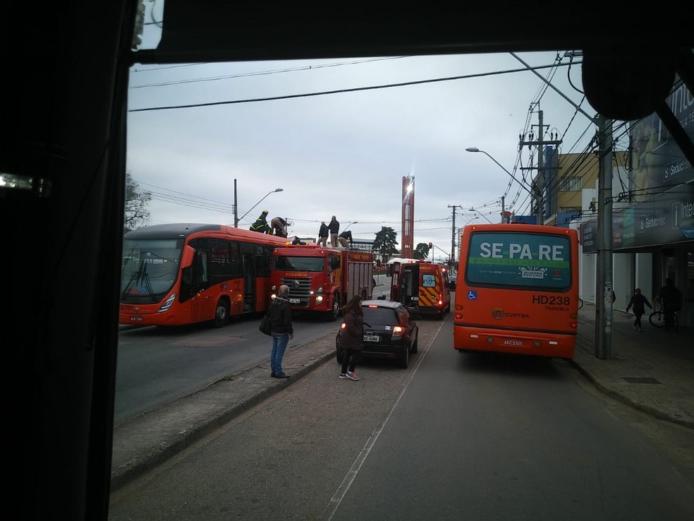 Homem tenta 'surfar' em ônibus e fica ferido ao bater em estrutura de terminal em Curitiba (Foto: Lucas Lima/Arquivo pessoal)
