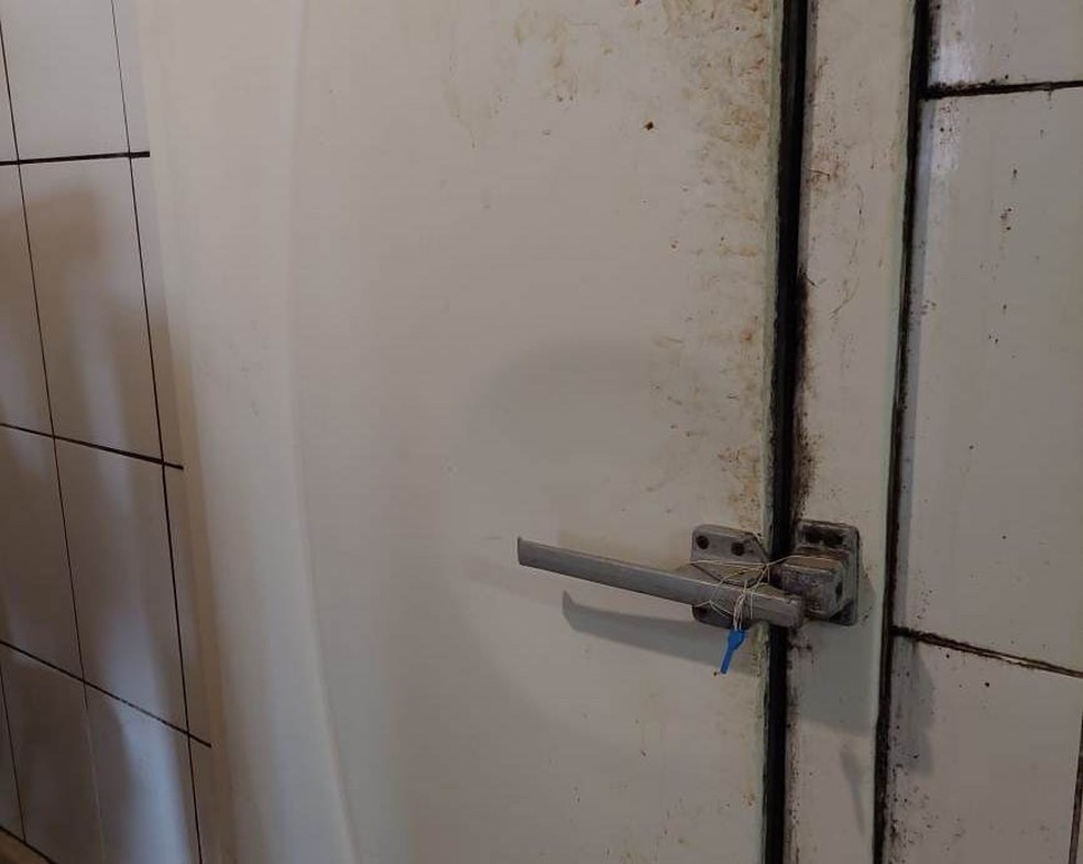 Vigilância Sanitária Municipal autuou um mercado pelo armazenamento inadequado de produtos alimentícios em Presidente Prudente — Foto: Cedida/Secom