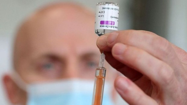 BBC- A resposta imune de receber a vacina da Pfizer seguida da AstraZeneca ainda não é conhecida, mas o Reino Unido terá os resultados em breve (Foto: Getty Images via BBC)