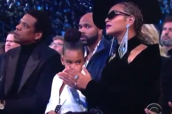 O flagrante do instante no qual a pequena Blue Ivy pede que os pais, Jay-Z e Beyoncé, parem de bater palmas (Foto: Reprodução)