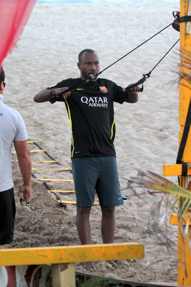 Thiaguinhose exercita na praia (Foto: Dilson Silva / Agnews)