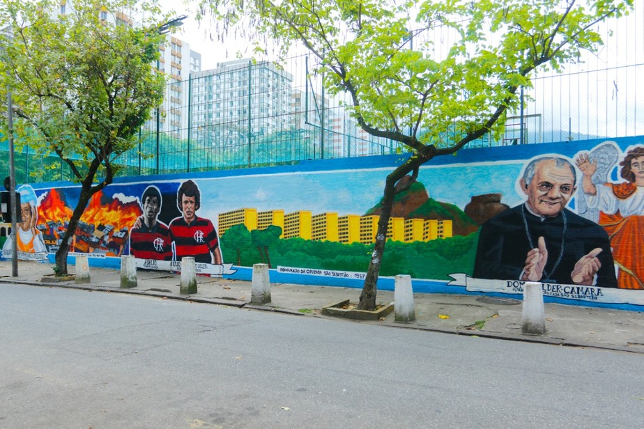 O mural fica na altura do número 99 da Rua Humberto de Campos