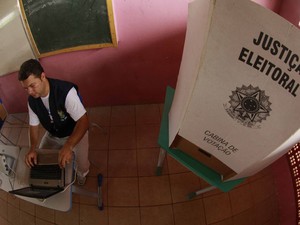 Técnicos do TRE fazem teste de transmissão de dados via satélite no Pará. (Foto: TARSO SARRAF/ESTADÃO CONTEÚDO)