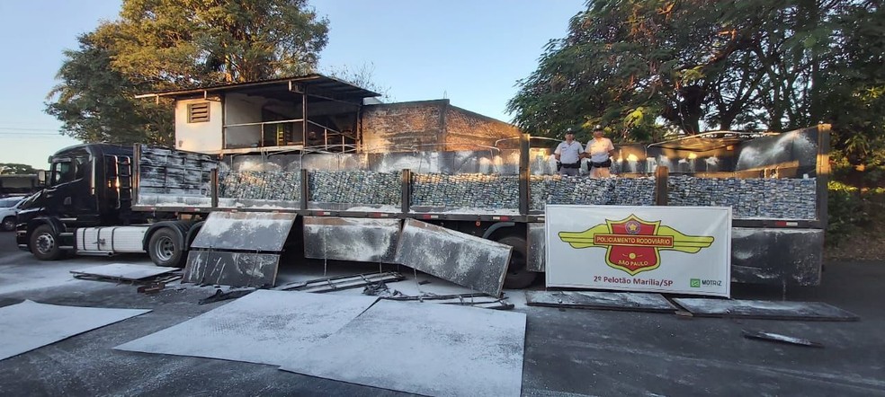 Carreta carregada de maconha é apreendida em rodovia de Marília  — Foto: Polícia Rodoviária/Divulgação
