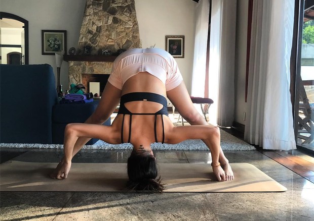 Grávida, Isis Valverde faz posição ousada de yoga (Foto: Reprodução/Instagram)