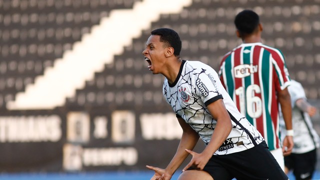 Arthur Sousa comemora gol da vitria do Corinthians