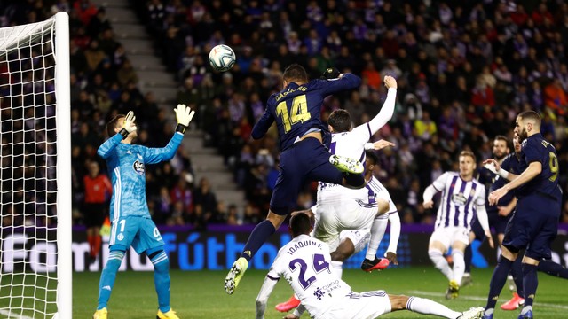 Casemiro marca para o Real Madrid mas o lance é anulado por impedimento