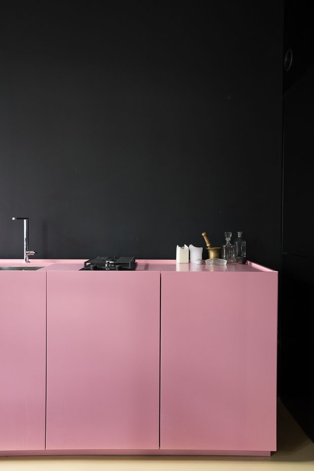 Décor do dia: cozinha minimalista rosa e preta (Foto: Divulgação)
