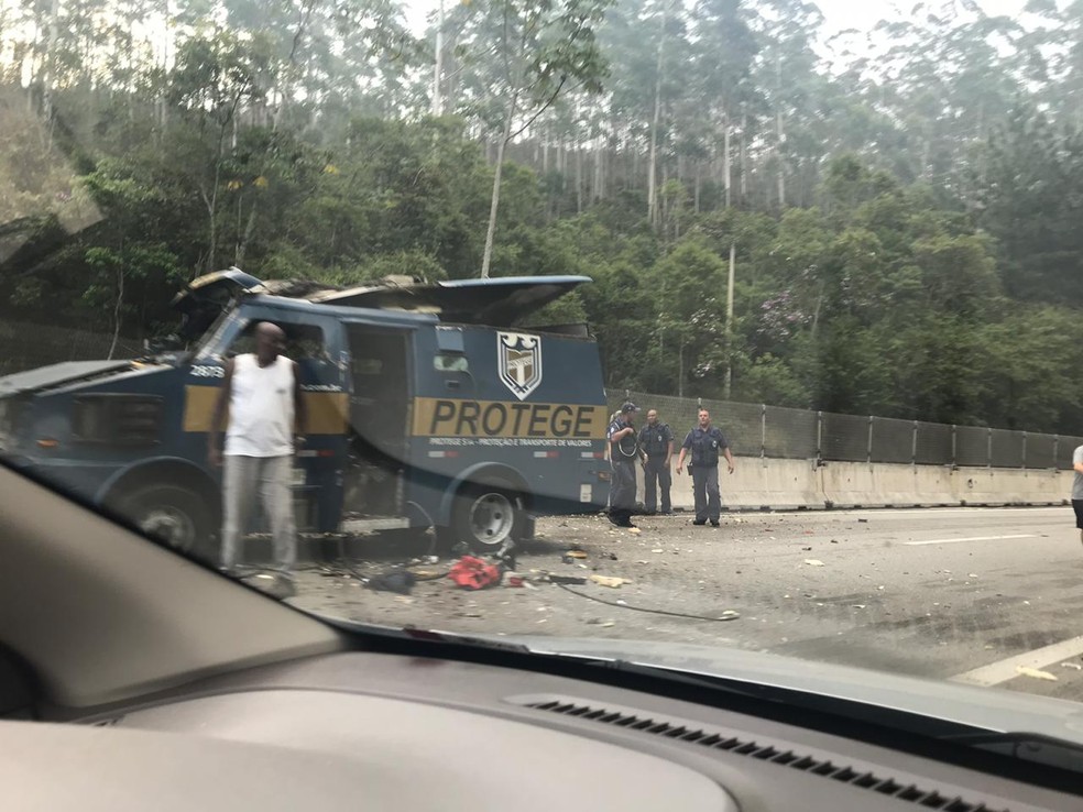 Criminosos atacaram carro-forte na rodovia dos Tamoios em Paraibuna — Foto: Edluce Silva/ arquivo pessoal