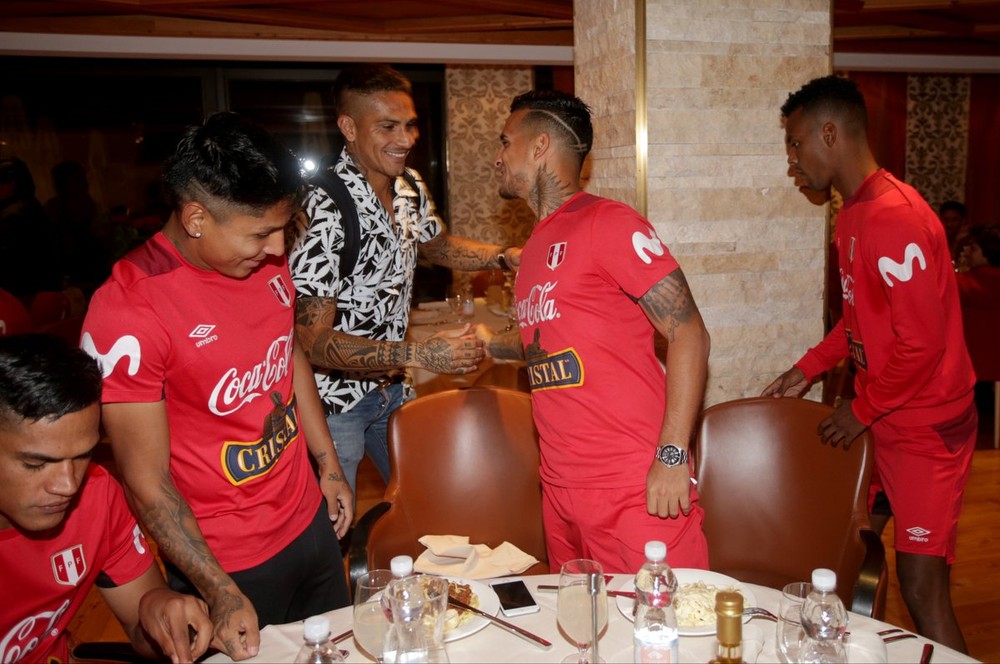 Guerrero cumprimenta Trauco, companheiro de Flamengo, na chegada à concentração (Foto: Divulgação / Peru)