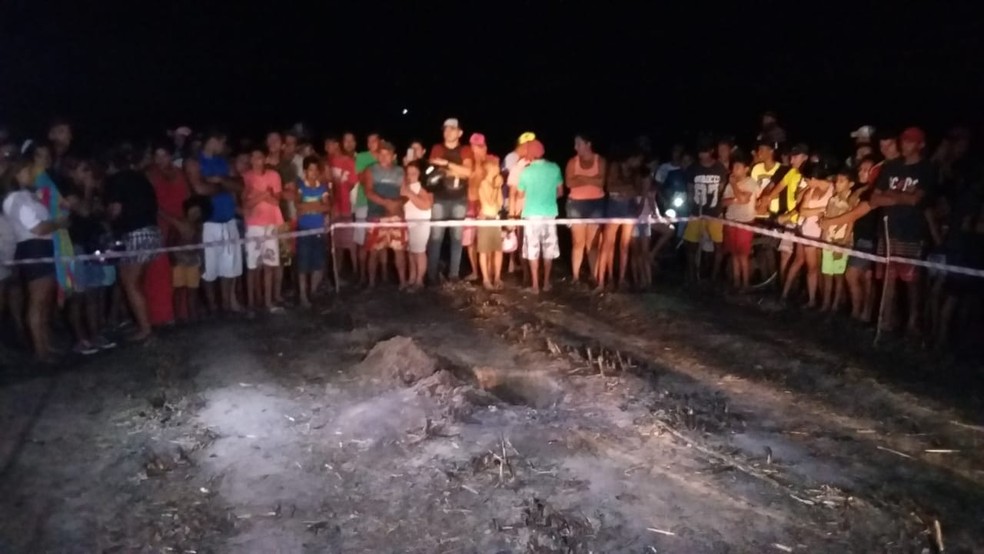 População acompanhou resgate de corpo encontrado enterrado em canavial de Nísia Floresta, na Grande Natal (Foto: Sérgio Henrique Santos/Inter TV Cabugi)