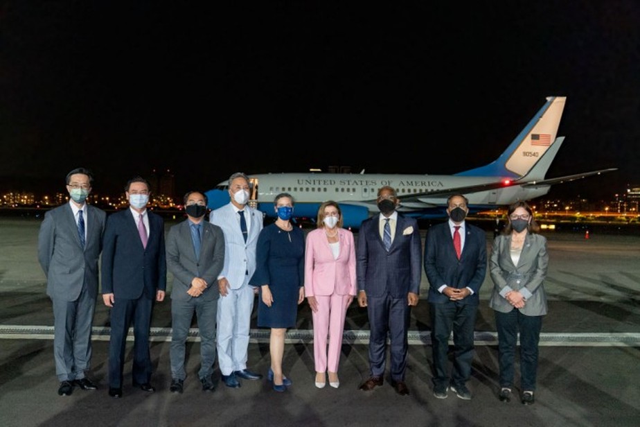 De rosa, a presidente da Câmara americana, Nancy Pelosi, ao lado de sua comitiva ao desembarcar em Taipé
