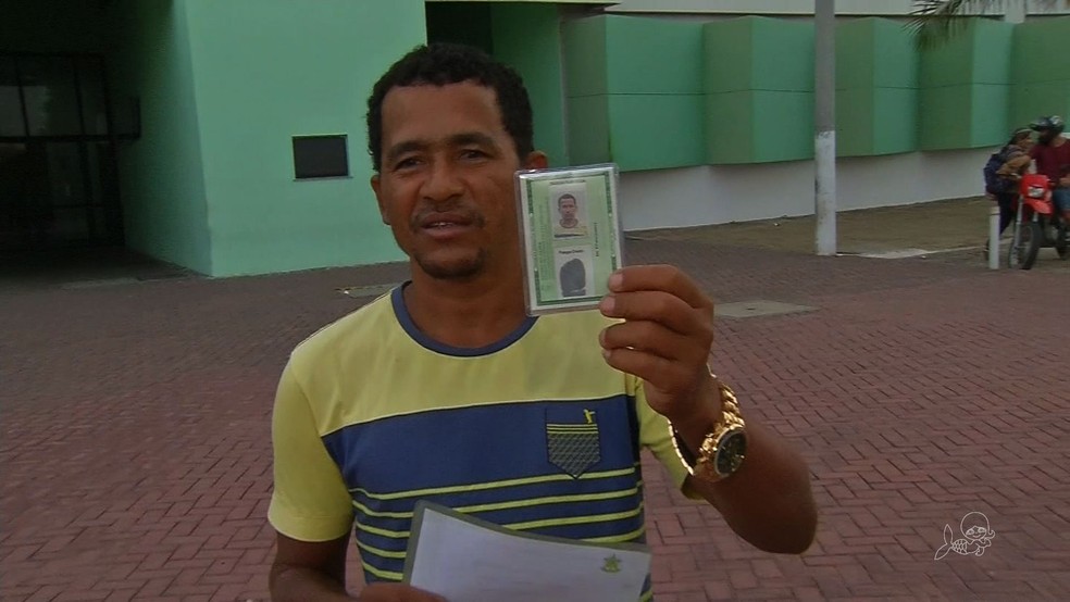 Após três anos presos por engano, Francileudo obtém o primeiro documento de identidade (Foto: TV Verdes Mares/Reprodução)