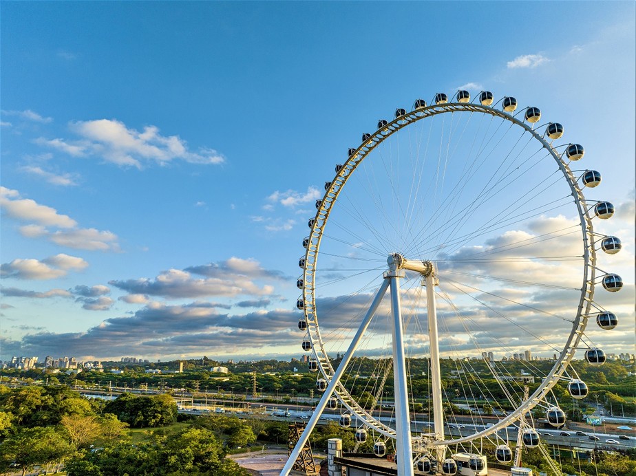 A roda-gigante Roda Rico está localizada em uma área de 4,5 mil metros quadrados, no Parque Cândido Portinari, na capital paulista