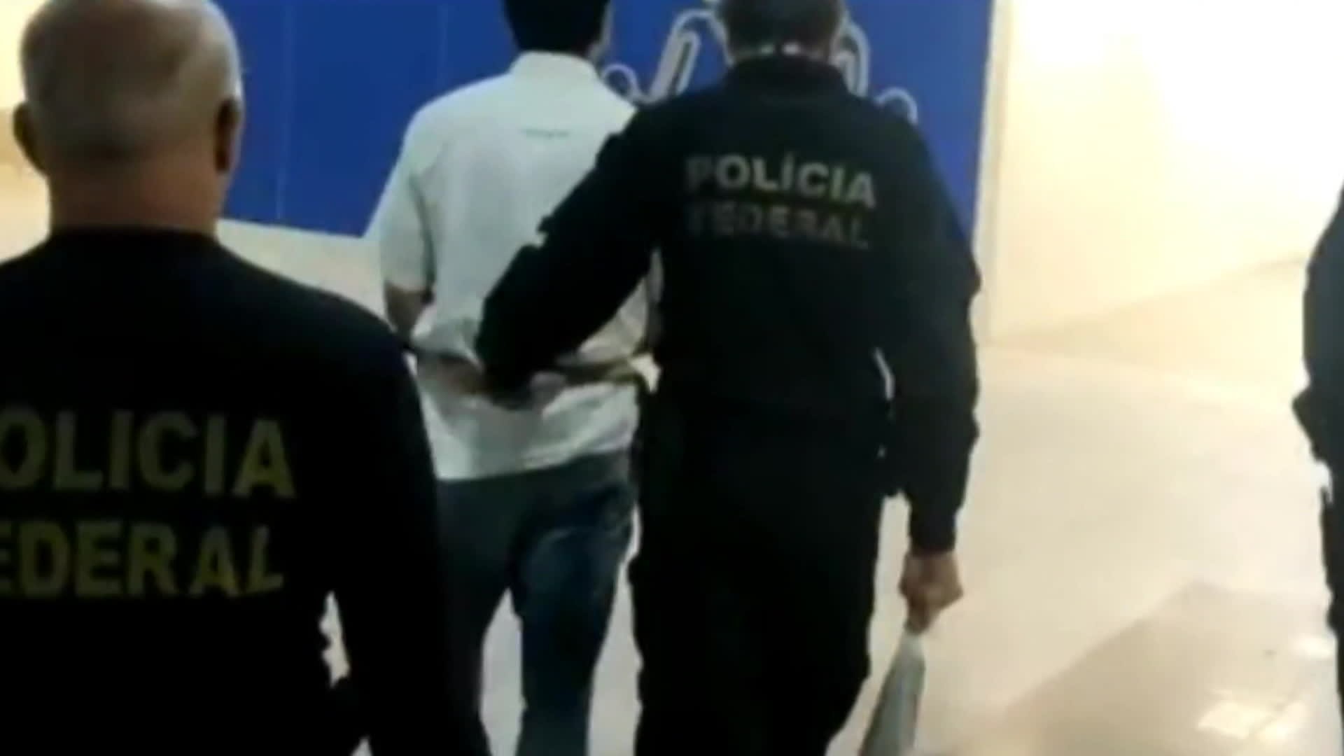 Homem condenado por matar duas pessoas ao dirigir embriagado na contramão é extraditado de Portugal para o Recife; VÍDEO