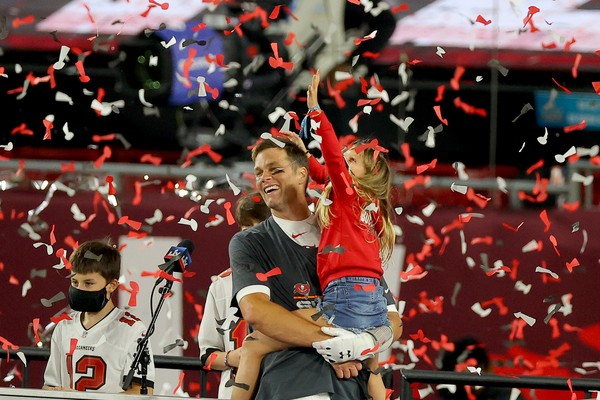 Tom Brady e os filhos Vivan, Jack e Benjamin no Super Bowl 2021 (Foto: Getty Images)