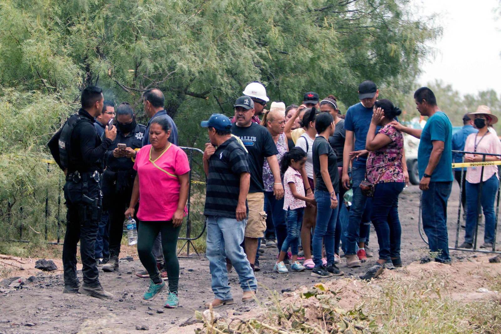 Parentes esperam por notícias em área próxima à mina — Foto: Julio Cesar AGUILAR / AFP
