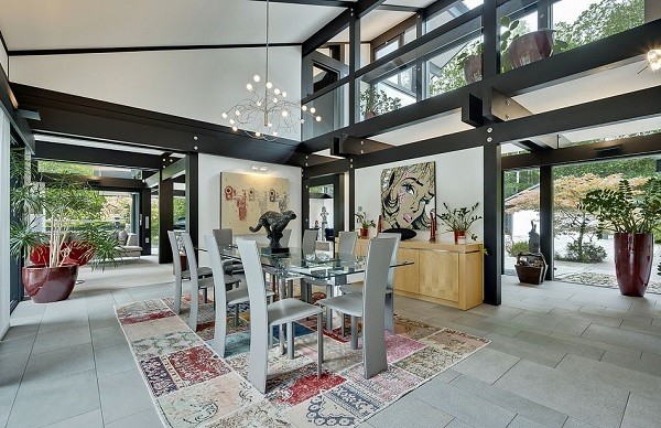 A casa que o ator Antonio Banderas colocou à venda por R$ 20 milhões, na vila inglesa de Cobham (Foto: Divulgação)