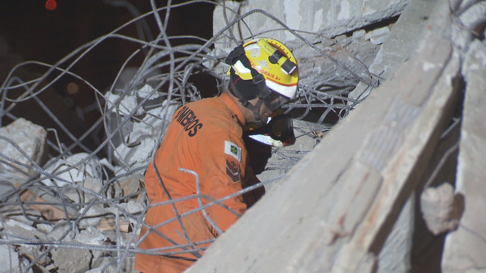 Bombeiros fazem trabalho em escombro (Foto: TV Globo/Reprodução)