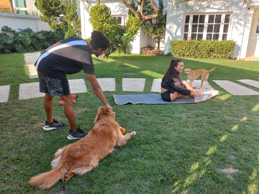 Alfredo, ganhando carinho de Zeus, e Margarethy s&atilde;o dois dos cinco c&atilde;es de Rafa, donos dos seus melhores sorrisos &mdash; Foto: Eu atleta